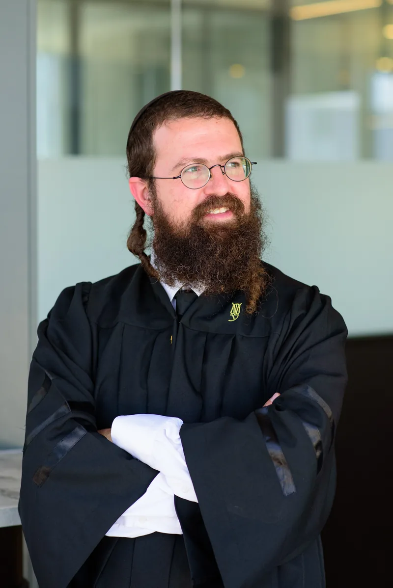 עו"ד רוני מרטן בגלימת עורכי דין